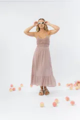 Vestido largo negro con top tejido en crochet y falda de gasa liviana con caída natural. Escote halter con breteles que atan al cuello y detalle de puntilla en la unión del busto.