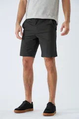 Bermuda tipo china de gabardina, con cierre de cremallera y botón, bolsillos laterales y traseros, y pasacintos. Presenta un diseño clásico con logo bordado.