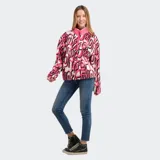 Campera de polar con diseño estampado en blanco y negro, cuello alto con medio cierre frontal y bolsillos laterales.