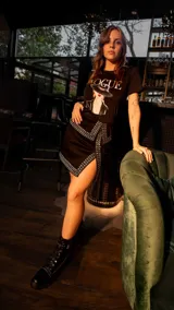 Minifalda negra con tachas plateadas y abertura lateral.