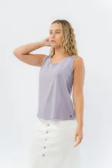 Musculosa amarilla pastel con escote redondo y detalle de lágrima en la espalda.