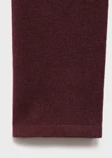 Jersey de punto fino color bordó, con cuello redondo y diseño entallado de manga larga.