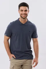 Remera polo de manga corta en color azul melange, con cuello camisero, cierre frontal de dos botones y pequeño bordado en el pecho.