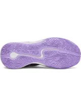 Championes de básquet Under Armour Curry 3Z 25, color violeta con detalles en blanco y verde neón. Presentan una combinación de cuero y malla en la parte superior, con entresuela Charged Cushioning para mayor amortiguación y suela de goma con patrón de tracción.