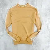 Buzo deportivo color naranja con mangas ranglan color crema y logo bordado en el pecho. Confeccionado en algodón.