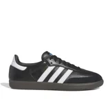 Championes Adidas Samba Adv negros con las tres tiras blancas y suela marrón.