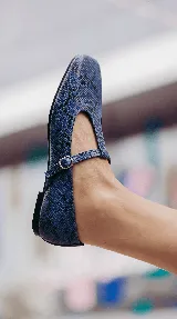 Chatita de cuero azul con estampado de piel de serpiente, diseño estilo Mary Jane con tira ajustable en el empeine y hebilla metálica.