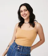 Musculosa color durazno, de poliamida acanalada, con escote cuadrado y tirantes finos.