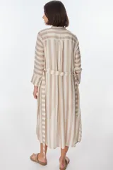 Vestido camisero largo a rayas horizontales verdes y blancas, con cuello clásico, mangas 3/4 y abertura frontal con botones. Confeccionado en lino.