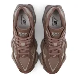 Championes urbanos New Balance modelo 9060, color marrón, con diseño robusto y moderno. Presentan una combinación de gamuza y malla en el exterior, con el logo 'N' característico en los laterales y una suela gruesa con tecnología de amortiguación.