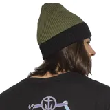 Gorro de lana con diseño color block, negro en la parte inferior y verde oliva en la superior. Tiene un parche con el logo de la marca Captain Fin en el frente.