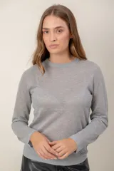Sweater de tejido fino con acabado brillante de lurex, cuello redondo y mangas largas.