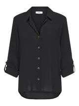 Camisa de corte suelto y textura fluida, confeccionada en viscosa sostenible. Presenta cuello clásico, cierre frontal de botones y mangas largas con detalle de trabilla para enrollar.