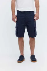 Bermuda cargo azul marino con bolsillos frontales amplios y bolsillos laterales con solapa en las piernas, cintura con pasadores y corte relajado hasta la rodilla.