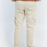 Pantalón cargo color arena confeccionado en gabardina, con bolsillos laterales y corte recto.