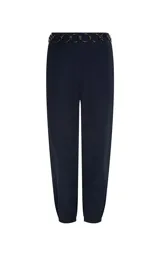 Pantalón sastrero de corte recto en color azul marino, con cintura media y detalle de cinturón de cadena metálica extraíble. Presenta un largo crop y acabado pespunteado.