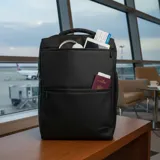 Mochila de viaje color negro con diseño funcional, múltiples compartimentos, puerto USB integrado y compartimento especial para laptop. Fabricada con materiales resistentes al agua.