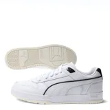 Championes urbanos Puma modelo RBD Game Low, color blanco con detalles en negro. Presentan un diseño inspirado en el básquetbol con perforaciones en la puntera, el logo de la marca en la lengüeta y la franja característica en los laterales. Cuentan con suela de goma con efecto envejecido.