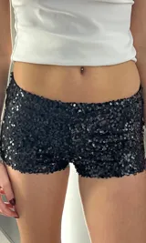 Short negro de tiro bajo cubierto de lentejuelas.