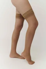 Medias negras de lycra hasta el muslo, con borde superior de encaje floral.