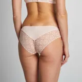 Braguita de corte clásico confeccionada en microfibra suave con detalle de encaje floral en la cintura. Diseño de tiro medio con terminaciones delicadas.