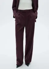 Pantalon de vestir color bordó con estampado de raya diplomática, de corte recto y diseño fluido. Cuenta con pinzas en la parte frontal, trabillas para cinturón y cierre oculto con botón, gancho y cremallera.