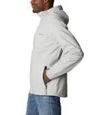 Campera impermeable y transpirable de color gris claro, con tecnología Omni-Tech y costuras selladas. Cuenta con capucha ajustable, ventilación en las axilas, puños regulables y cierre frontal con solapa. Diseño técnico ideal para actividades al aire libre.