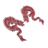 Par de aros colgantes con forma de dragones orientales rojos con detalles en plateado.
