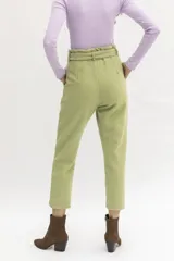 Pantalón de vestir verde pistacho, de lana, con pinzas, corte recto y lazo en la cintura.