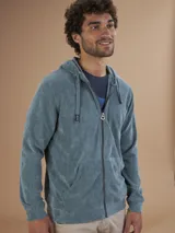 Campera con capucha de toalla color gris claro, con cierre completo y bolsillos frontales.