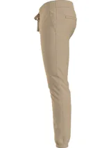 Pantalón de jogging color beige, corte slim, con cintura elástica ajustable con cordón, bolsillos laterales y logo de Tommy Jeans bordado en la parte trasera.