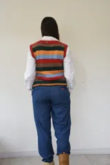 Chaleco de punto artesanal tejido a mano en lana 100% merino, con diseño de rayas horizontales en tonos terracota, verde, mostaza y azul.