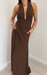 Vestido largo marrón de fiesta con escote halter pronunciado y detalle drapeado en el torso y la falda.