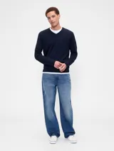 Buzo de punto con cuello en V, manga larga y puños y ruedo acanalados.