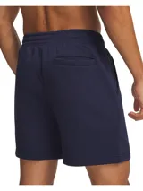 Short Under Armour Rival Fleece color azul marino, de felpa ligera de mezcla de algodón con cintura elástica y cordón ajustable.