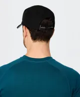 Gorro tipo gorra deportivo verde militar con logo reflectante en el frente y ribete reflectante en la visera.