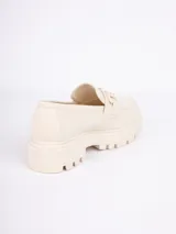 Mocasines negros de símil cuero con aplique metálico tipo cadena en la parte superior, ajuste con velcro y plataforma de 5cm.