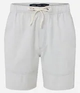 Bermuda casual de hombre color celeste, hecha en tela texturizada, con cintura elástica, cordón, bolsillo trasero con solapa y detalle de costura horizontal en las piernas.