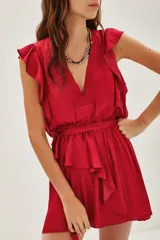 Vestido corto azul oscuro con escote en V profundo, mangas cortas con volados y elástico en la cintura.