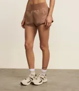 Bermuda deportiva tipo runner, color verde menta, confeccionada en microfibra con cintura elástica. Tiene un corte holgado y bajo redondeado.