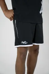 Short deportivo negro con ribete blanco, corte holgado, cintura elástica y logo estampado en la pierna izquierda.
