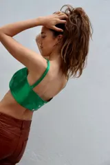 Top corto estilo corset o bandeau, color dorado metálico, con tirantes anchos ajustables.