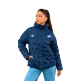 Campera acolchada de mujer, color azul marino, con cuello alto, cierre frontal con botones a presión y bolsillos laterales. Presenta el logo de Umbro y el escudo del Club Nacional de Football bordados en el pecho.