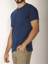 Remera básica de manga corta y cuello redondo color gris oscuro, con calce clásico y sutil bordado al tono en el borde inferior.
