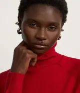 Blusa básica de punto marca Blue Steel, con cuello alto y manga larga. Confeccionada en tejido de punto recto con textura suave y cómoda.