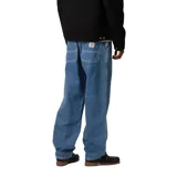 Pantalón de jean negro de corte recto y relajado, inspirado en la ropa de trabajo, con costuras en contraste y bragueta con cremallera.