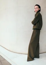 Pantalón de vestir verde militar de corte recto y holgado, tiro medio y diseño clásico con pinzas frontales.