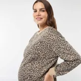 Buzo de felpa color beige con estampado animal print de leopardo.