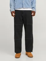 Pantalón de corte relajado y tiro medio, confeccionado en tejido canvas de algodón. Presenta costuras decorativas horizontales en las piernas y costuras a contratono, con cierre de cremallera y bolsillos funcionales.