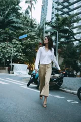Pantalón culotte de tiro alto en color verde militar. Presenta bolsillos frontales de plastrón con solapa, cierre frontal con cremallera y botón, y diseño de pierna ancha con dobladillo marcado.